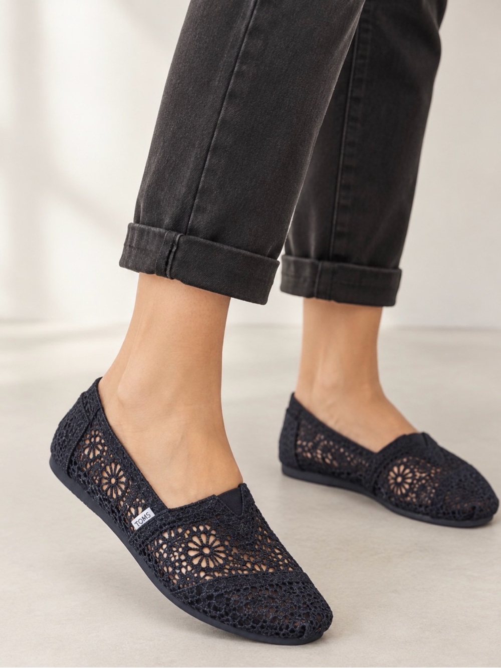 ❤️TOMS Crochet Alpargata slip-on shoes with intricate floral pattern